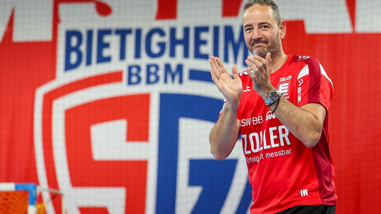 Iker Romero bei der Verabschiedung nach dem letzten Heimspiel der SG BBM Bietigheim.Foto: Baumann/Julia Rahn