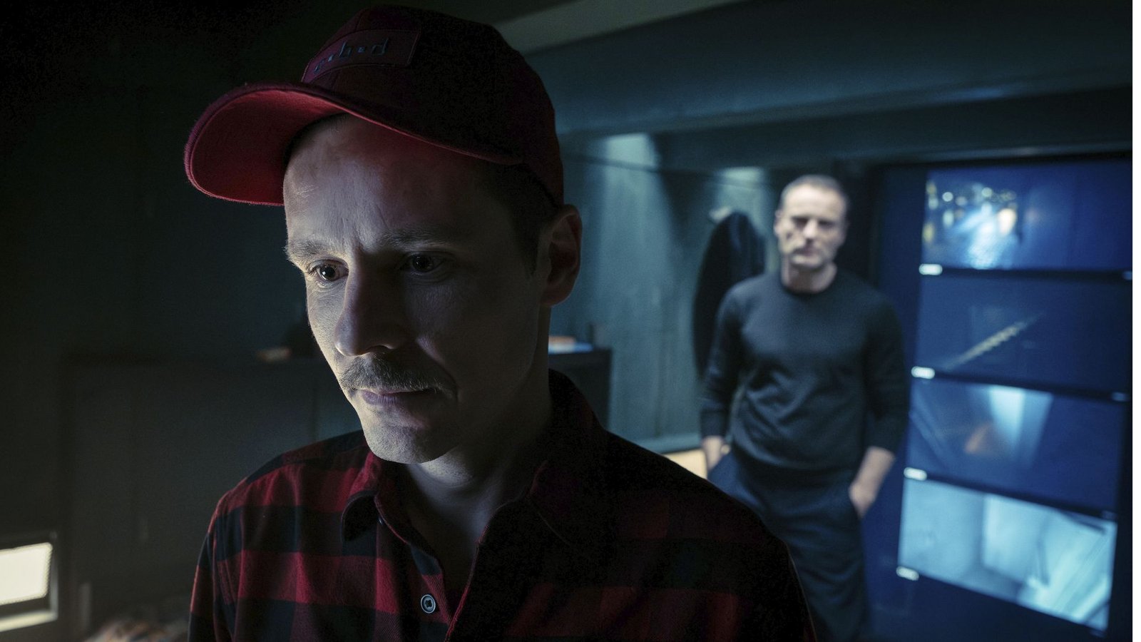 Robert Karow (Mark Waschke, re.) trifft den Wildniswanderer Noah Farrell (Nils Kahnwald) wieder. Der nimmt ihn mit in seinen Prepper-Bunker, wo sie die Nacht zusammen verbringen.Foto: rbb/Conny Klein