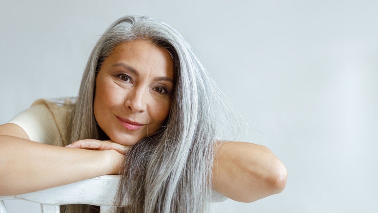 Warum Haare im Alter grau werden, haben wir in diesem Artikel für Sie zusammengefasst. Das ist der Grund.Foto: Yaroslav Astakhov / Shutterstock.com Warum Haare im Alter grau werden, haben wir in diesem Artikel für Sie zusammengefasst. Das ist der Grund.Foto: Yaroslav Astakhov / Shutterstock.com