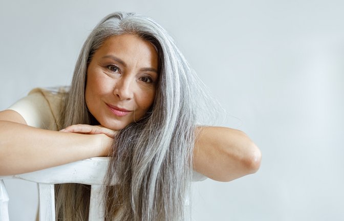 Warum Haare im Alter grau werden, haben wir in diesem Artikel für Sie zusammengefasst. Das ist der Grund.<span class='image-autor'>Foto: Yaroslav Astakhov / Shutterstock.com</span>