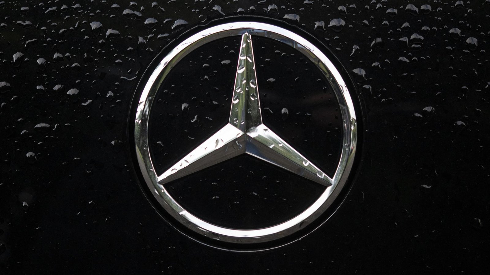 Mercedes-Benz muss erneut einen Absatzrückgang bei den Pkw hinnehmen: 2024 verkaufte der Konzern im ersten Quartal noch 463 000, 2025 waren es 446 300. In diesem Jahr sind es 419 400.Foto: Marijan Murat/dpa