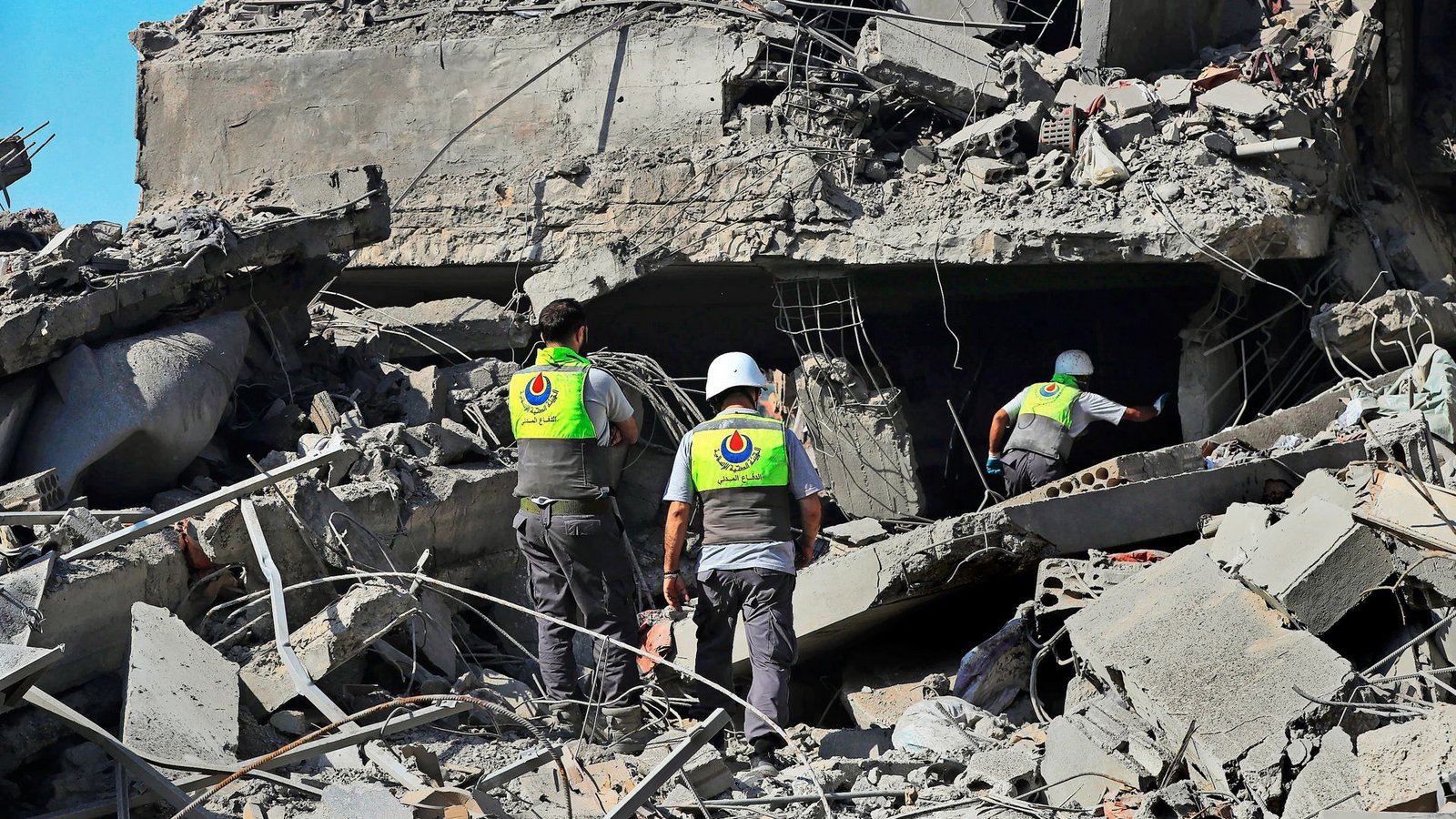 Rettungskräfte suchen im Südlibanon in zerstörten Häusern nach Überlebenden.Foto: dpa/Mohammad Zaatari