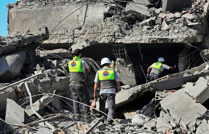 Rettungskräfte suchen im Südlibanon in zerstörten Häusern nach Überlebenden.<span class='image-autor'>Foto: dpa/Mohammad Zaatari</span>