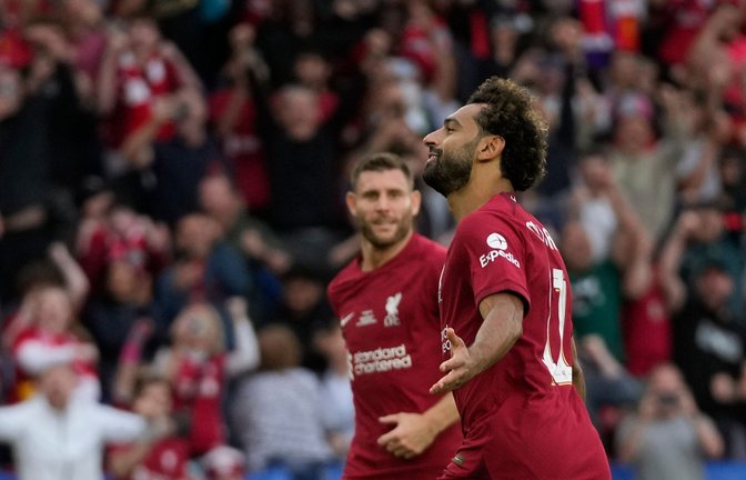 Liverpools Mohamed Salah (r) jubelt über sein Tor zum 2:1 gegen Manchester City.<span class='image-autor'>Foto: Frank Augstein/AP/dpa</span>