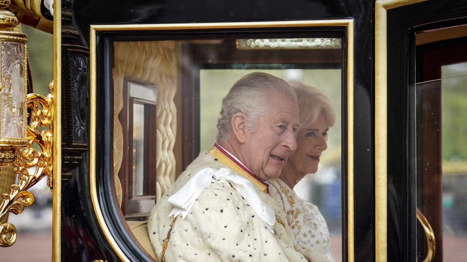 In der goldenen Kutsche auf dem Weg in die Westminster Abbey: König Charles III. und Königin CamillaFoto: AFP/STEFAN ROUSSEAU
