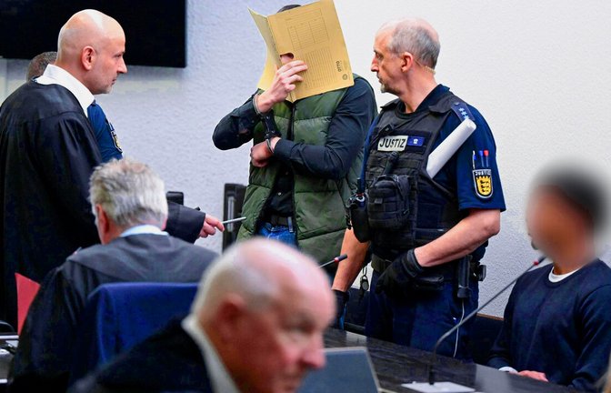 Zwei der vier Angeklagte beim Prozessbeginn am Landgericht.<span class='image-autor'>Foto: Bernd Weißbrod/dpa</span>