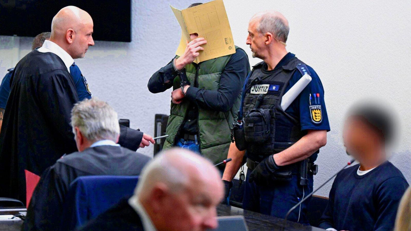 Zwei der vier Angeklagte beim Prozessbeginn am Landgericht.Foto: Bernd Weißbrod/dpa Zwei der vier Angeklagte beim Prozessbeginn am Landgericht.Foto: Bernd Weißbrod/dpa