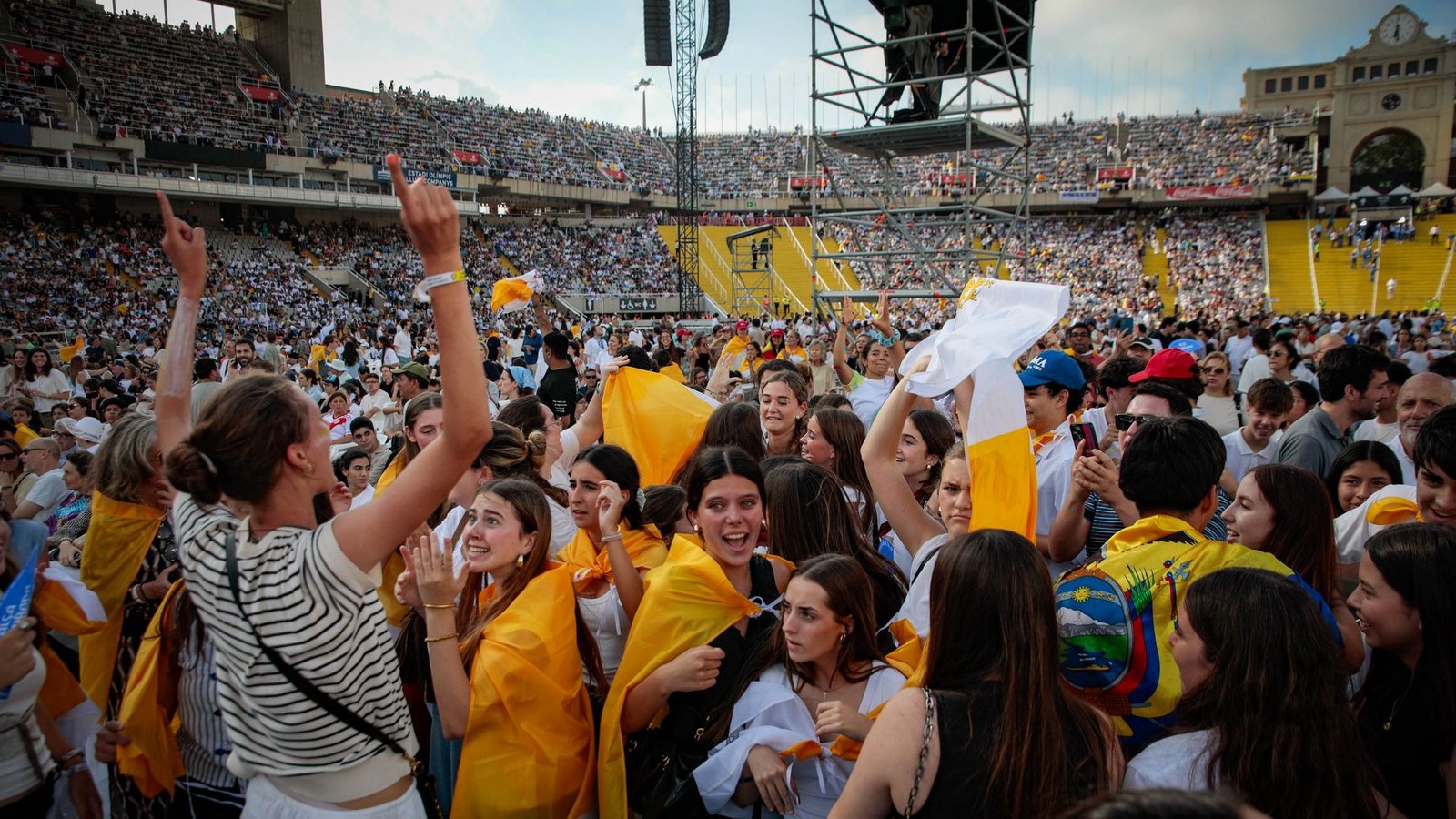Die Vigilie mit rund 40.000 Teilnehmern im Olympiastadion war die größte Veranstaltung während des zweitägigen Aufenthalts des Papstes in Barcelona.Foto: Kike Ricón/EUROPA PRESS/dpa