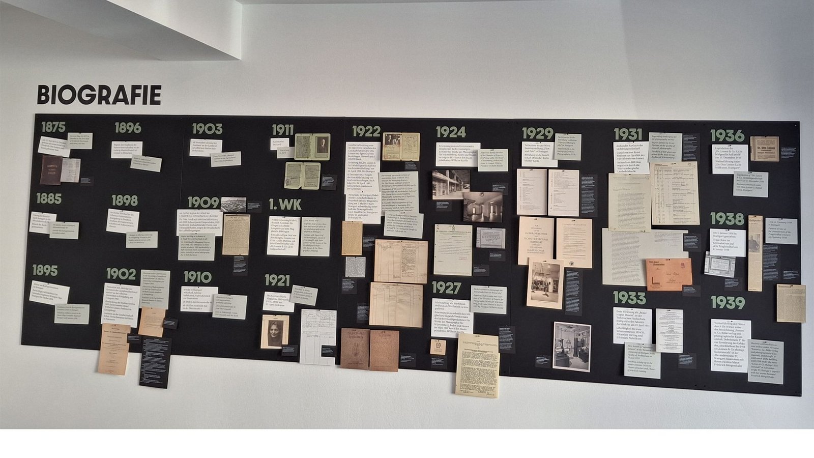 An einer Wand in der Weissenhofwerkstatt sind viele Archiv-Funde zu Otto Lossens Leben versammelt, darunterFoto: STZN