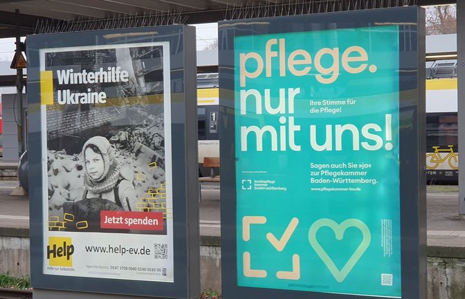 Das Plakat der neuen Kampagne für die Landespflegekammer – hier am Stuttgarter Hauptbahnhof.<span class='image-autor'>Foto: Matthias Schiermeyer</span>