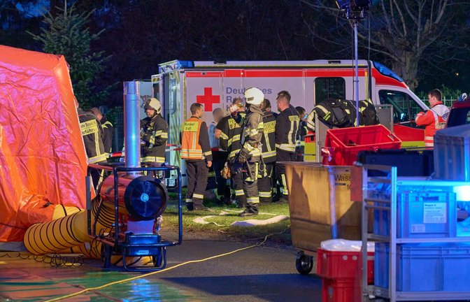 Viele Einsatzkräfte müssen in einer Schleuse dekontaminiert werden.<span class='image-autor'>Foto: Sascha Ditscher/dpa</span>