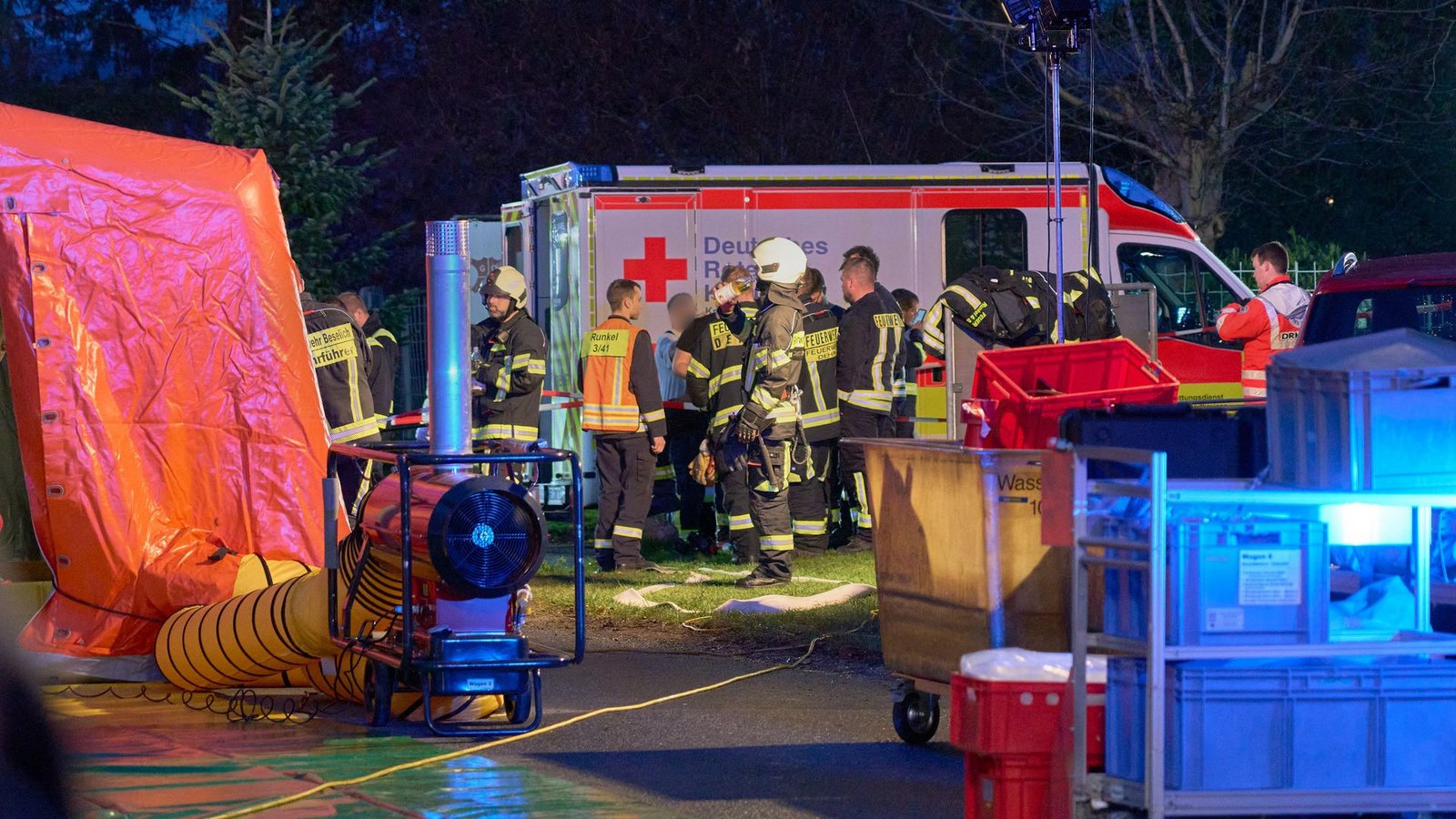 Viele Einsatzkräfte müssen in einer Schleuse dekontaminiert werden.Foto: Sascha Ditscher/dpa