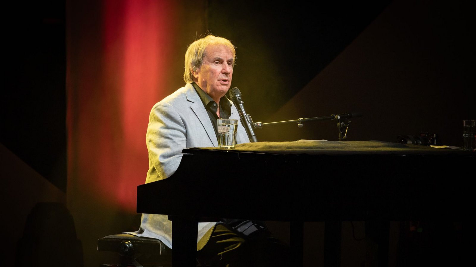 Chris de Burgh wechselte bei seinem Solokonzert zum 50-jährigen Bühnenjubiläum zwischen Klavier und Gitarre.Foto: Lichtgut Chris de Burgh wechselte bei seinem Solokonzert zum 50-jährigen Bühnenjubiläum zwischen Klavier und Gitarre.Foto: Lichtgut