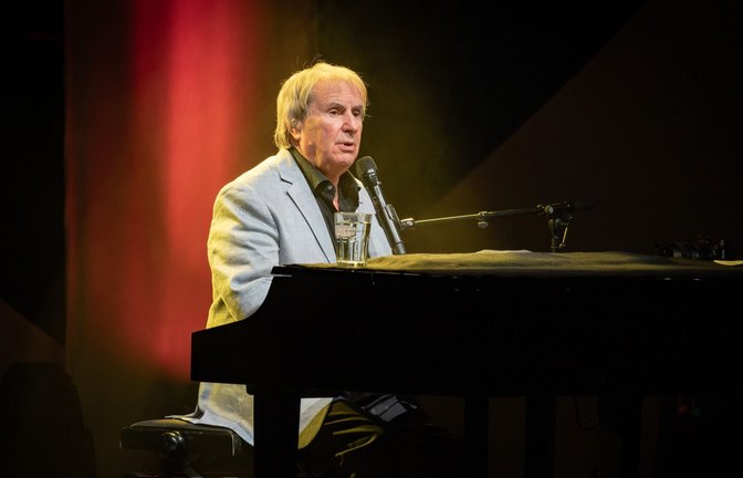 Chris de Burgh wechselte bei seinem Solokonzert zum 50-jährigen Bühnenjubiläum zwischen Klavier und Gitarre.<span class='image-autor'>Foto: Lichtgut</span>