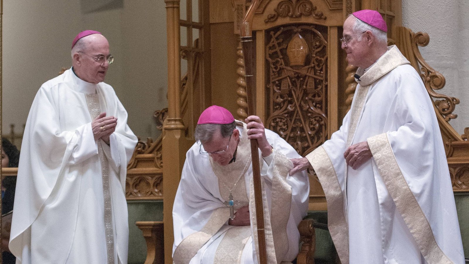 Bild aus dem Jahr 2015: Carlo Maria Viganò ist der Mann linksFoto: imago/Zuma Wire/Eddie Moore Bild aus dem Jahr 2015: Carlo Maria Viganò ist der Mann linksFoto: imago/Zuma Wire/Eddie Moore