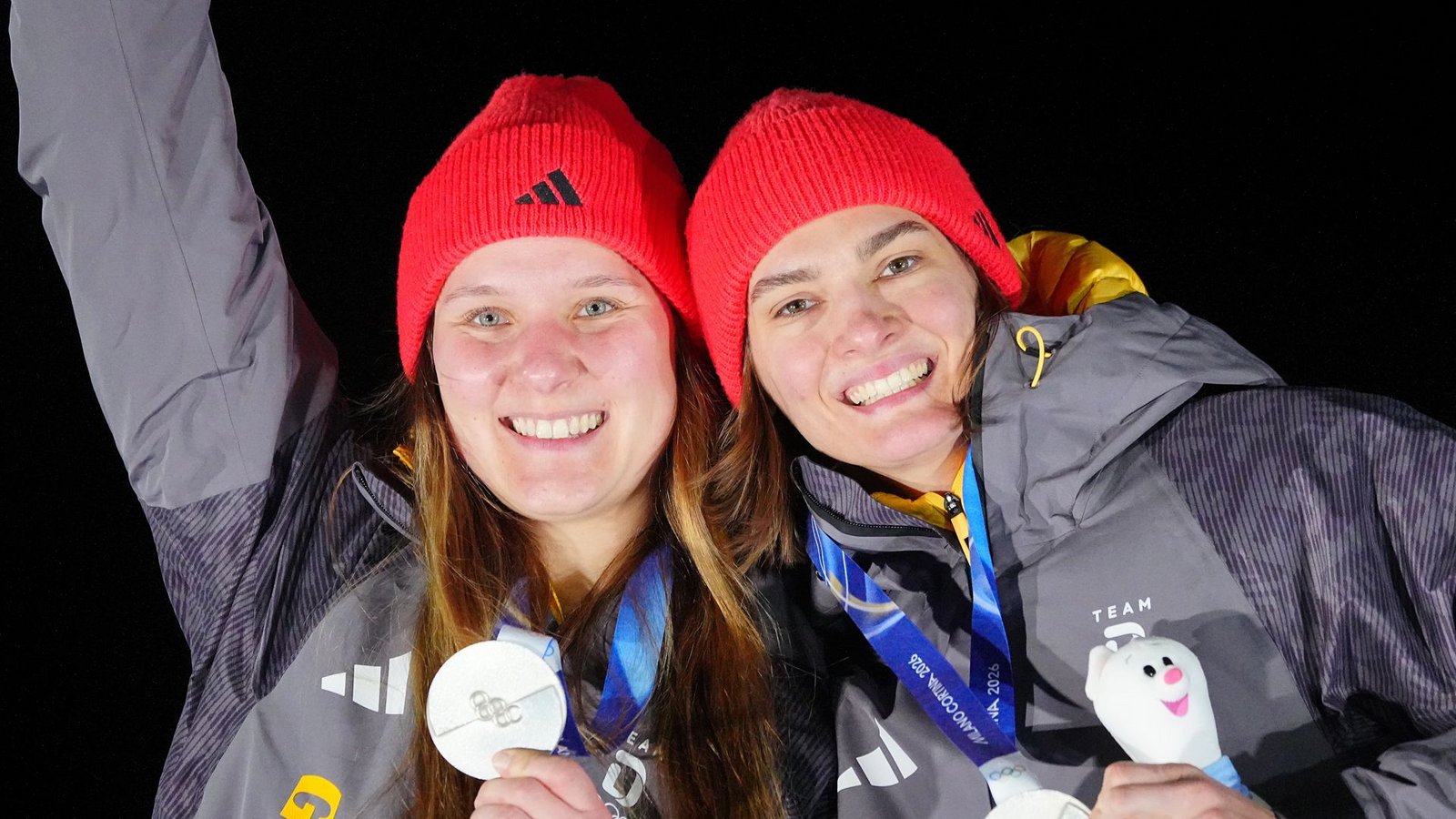 2018 holte Lisa Buckwitz (li.) noch als Anschieberin Gold, nun steuerte sie den Zweierbob selbst zu Silber (gemeinsam mit Nele Schuten).Foto: Michael Kappeler/dpa 2018 holte Lisa Buckwitz (li.) noch als Anschieberin Gold, nun steuerte sie den Zweierbob selbst zu Silber (gemeinsam mit Nele Schuten).Foto: Michael Kappeler/dpa