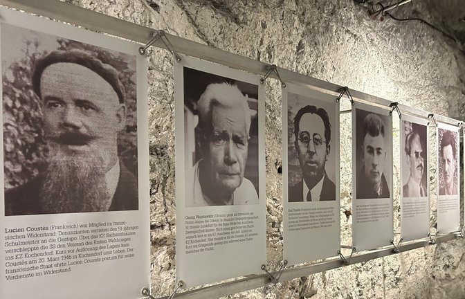 Info-Tafeln erinnern in  der KZ-Gedenkstätte Kochenhof an Häftlinge und ihre Geschichte.<span class='image-autor'>Foto: Annette Frühauf</span>
