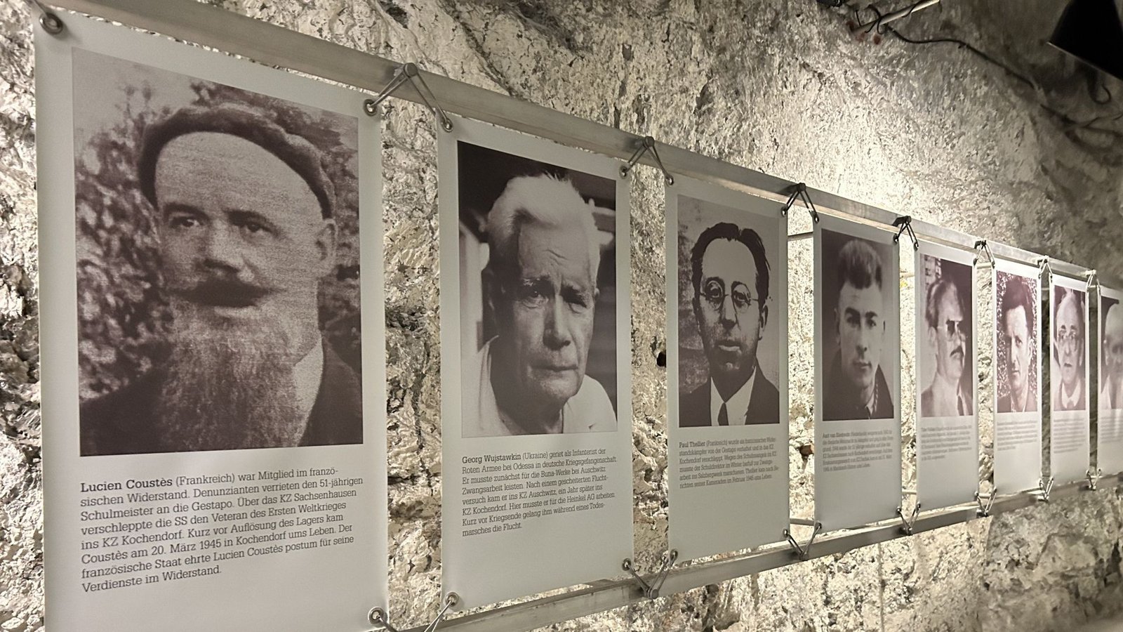 Info-Tafeln erinnern in der KZ-Gedenkstätte Kochenhof an Häftlinge und ihre Geschichte.Foto: Annette Frühauf Info-Tafeln erinnern in der KZ-Gedenkstätte Kochenhof an Häftlinge und ihre Geschichte.Foto: Annette Frühauf