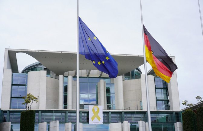 Erfahren Sie, warum die Flaggen in Deutschland heute am 27. Januar 2026 auf halbmast wehen. Alles über die Bedeutung der Trauerbeflaggung.<span class='image-autor'>Foto: Achim Wagner / Shutterstock.com</span>