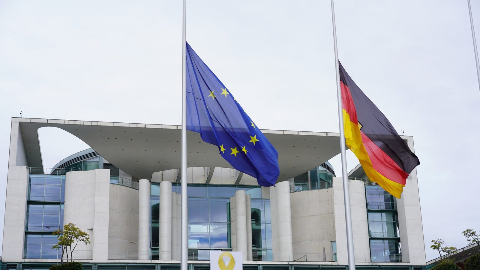 Erfahren Sie, warum die Flaggen in Deutschland heute am 27. Januar 2026 auf halbmast wehen. Alles über die Bedeutung der Trauerbeflaggung.Foto: Achim Wagner / Shutterstock.com Erfahren Sie, warum die Flaggen in Deutschland heute am 27. Januar 2026 auf halbmast wehen. Alles über die Bedeutung der Trauerbeflaggung.Foto: Achim Wagner / Shutterstock.com