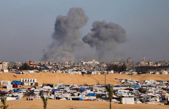 Nach einem israelischen Luftangriff östlich von Rafah im Gazastreifen steigt Rauch auf.<span class='image-autor'>Foto: Ismael Abu Dayyah/AP/dpa</span>
