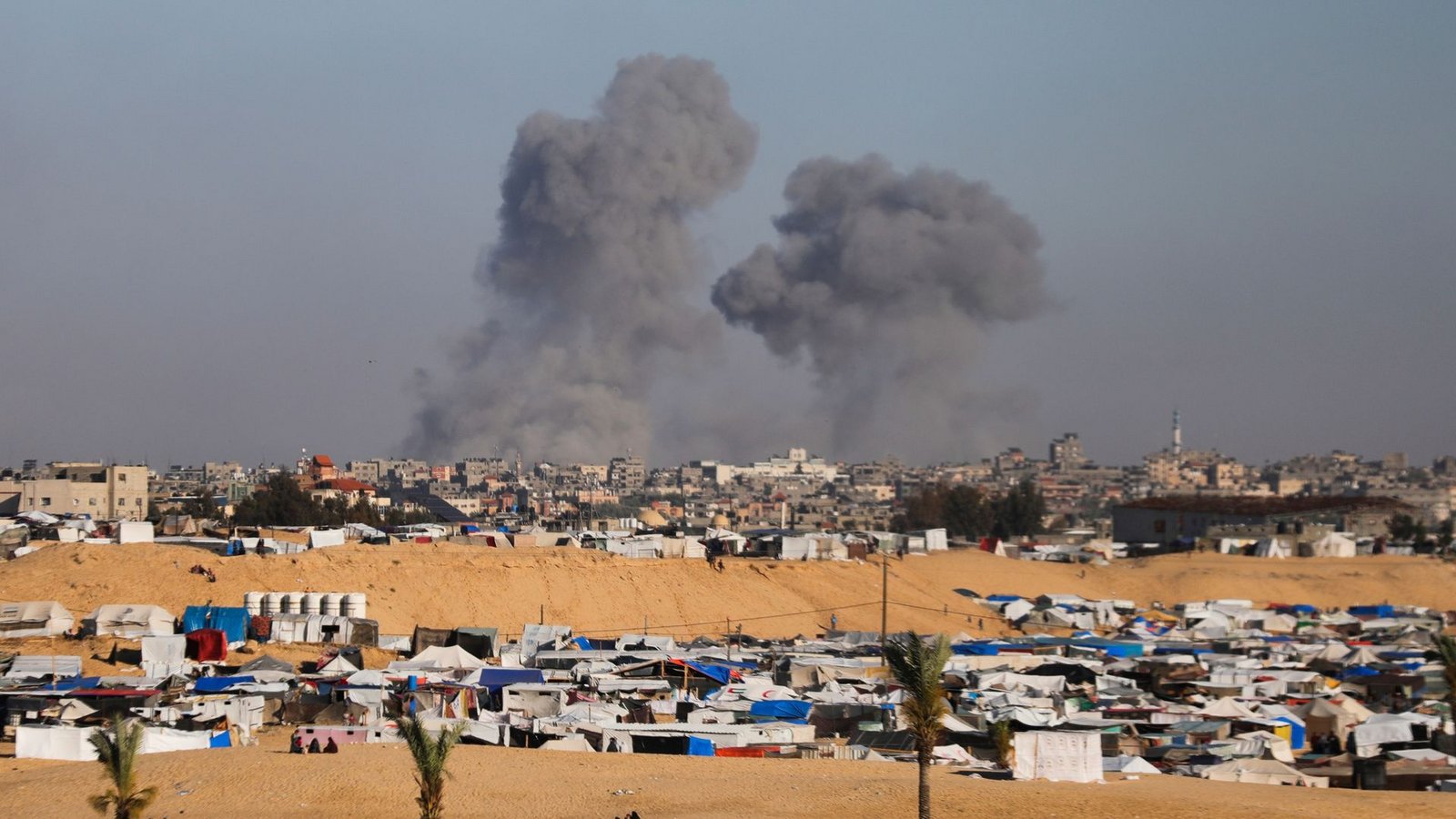 Nach einem israelischen Luftangriff östlich von Rafah im Gazastreifen steigt Rauch auf.Foto: Ismael Abu Dayyah/AP/dpa