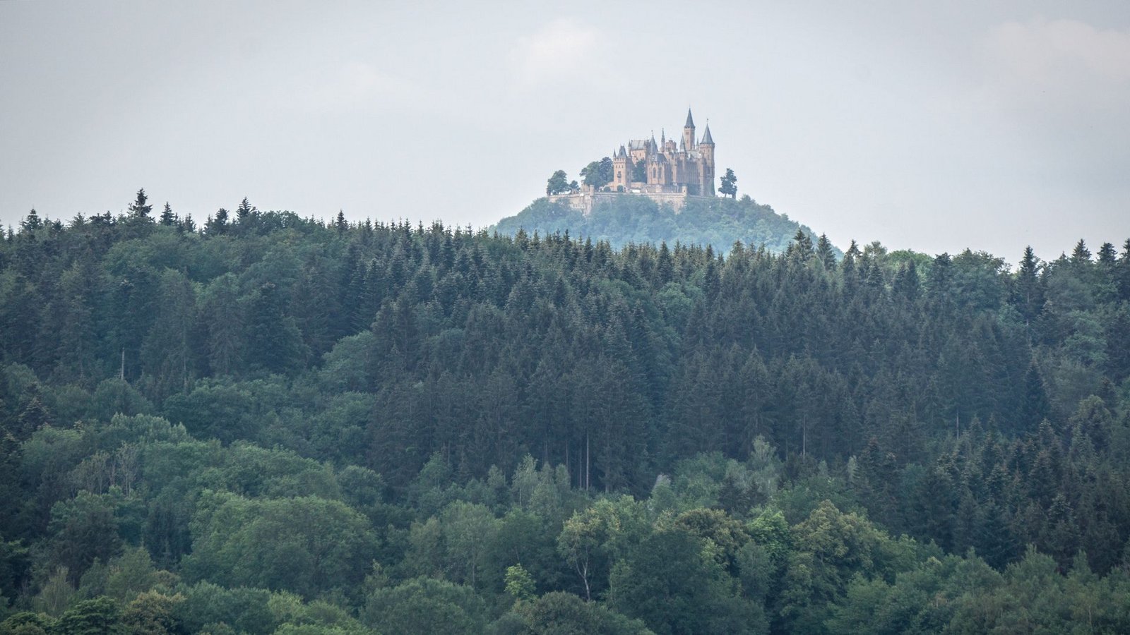 Eine sehr ungewöhnliche Perspektive auf die Burg Hohenzollern bietet sich von den Höhen bei Jungingen.Foto: Faltin Eine sehr ungewöhnliche Perspektive auf die Burg Hohenzollern bietet sich von den Höhen bei Jungingen.Foto: Faltin