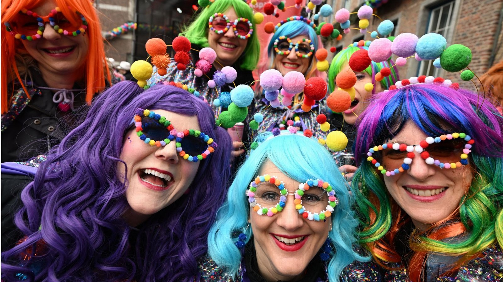 Verkleidete Jecken stehen vor dem Rathaus in Düsseldorf. Mit Weiberfastnacht beginnt hier der Straßenkarneval.Foto: dpa/Federico Gambarini Verkleidete Jecken stehen vor dem Rathaus in Düsseldorf. Mit Weiberfastnacht beginnt hier der Straßenkarneval.Foto: dpa/Federico Gambarini