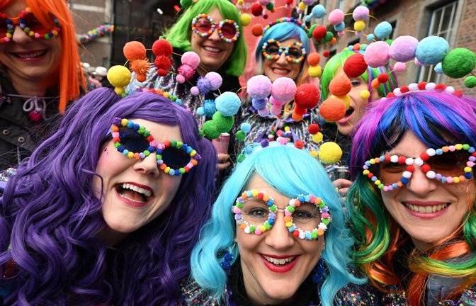 Verkleidete Jecken stehen vor dem Rathaus in Düsseldorf. Mit Weiberfastnacht beginnt hier der Straßenkarneval.<span class='image-autor'>Foto: dpa/Federico Gambarini</span>