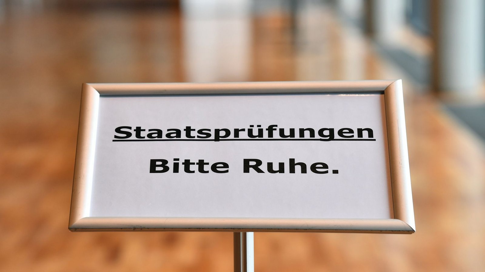 Eine Panne hat die Prüfung zum zweiten Staatsexamen der Juristen überschattet.Foto: dpa/Martin Schutt Eine Panne hat die Prüfung zum zweiten Staatsexamen der Juristen überschattet.Foto: dpa/Martin Schutt