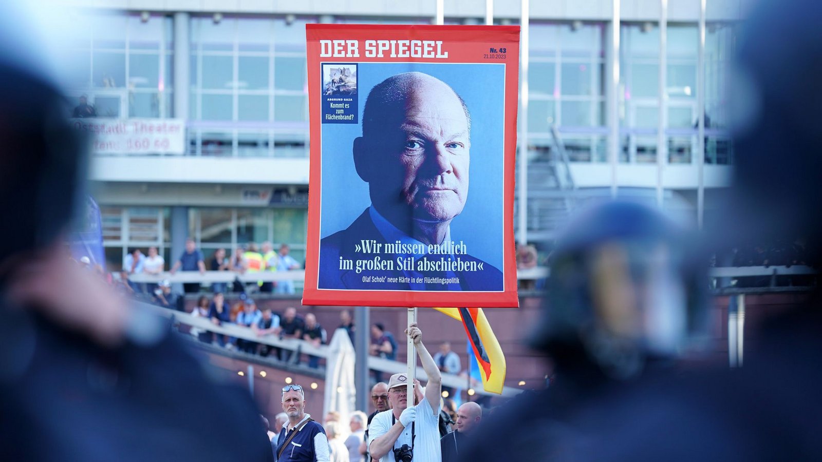 Die AfD wirbt mit dem Spiegel und Bundeskanzler Olaf Scholz.Foto: dpa