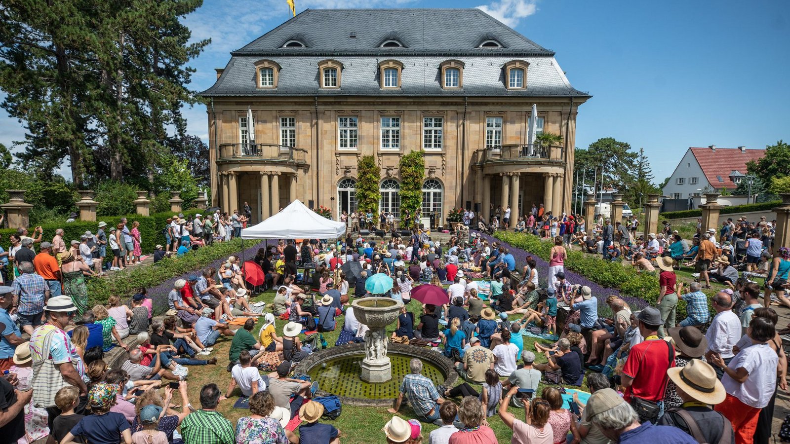 Auch im Park der Villa Reitzenstein finden am Samstag About-Pop-Gigs statt (hier ein Bild von 2022).Foto: dpa/Christoph Schmidt Auch im Park der Villa Reitzenstein finden am Samstag About-Pop-Gigs statt (hier ein Bild von 2022).Foto: dpa/Christoph Schmidt