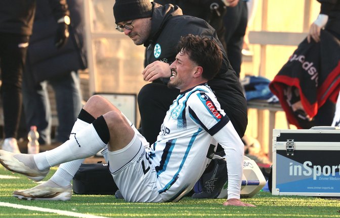 Kickers-Torjäger Flamur Berisha zog sich im Testspiel gegen den 1. CfR Pforzheim eine schmerzhafte Prellung am Sprunggelenk zu.<span class='image-autor'>Foto: Baumann/Julia Rahn</span>