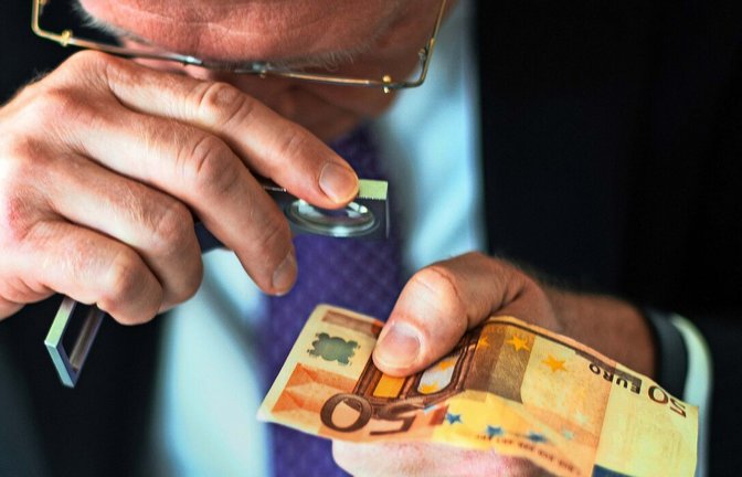 Bei 50-Euro-Scheinen lohnt es sich derzeit, genauer hinzuschauen.<span class='image-autor'>Foto: dpa/Andreas Arnold</span>
