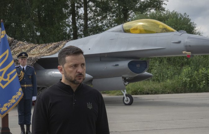 Der ukrainische Präsident Wolodymyr Selenskyj steht vor einem Kampfjet des Typs F-16 der ukrainischen Luftwaffe.<span class='image-autor'>Foto: dpa/Efrem Lukatsky</span>