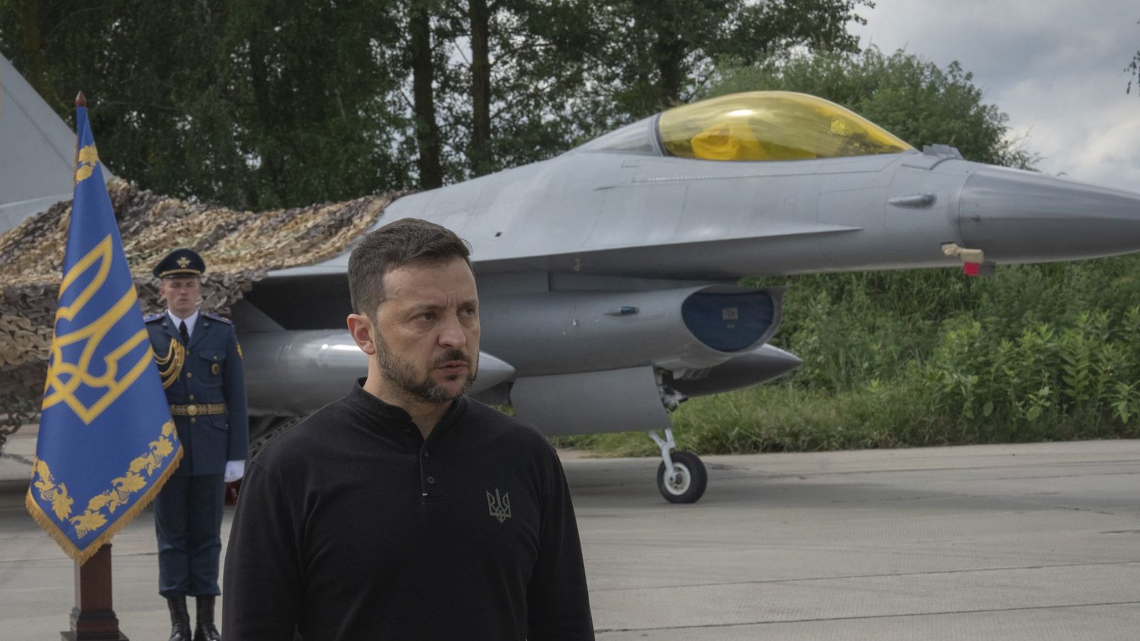 Der ukrainische Präsident Wolodymyr Selenskyj steht vor einem Kampfjet des Typs F-16 der ukrainischen Luftwaffe.Foto: dpa/Efrem Lukatsky Der ukrainische Präsident Wolodymyr Selenskyj steht vor einem Kampfjet des Typs F-16 der ukrainischen Luftwaffe.Foto: dpa/Efrem Lukatsky