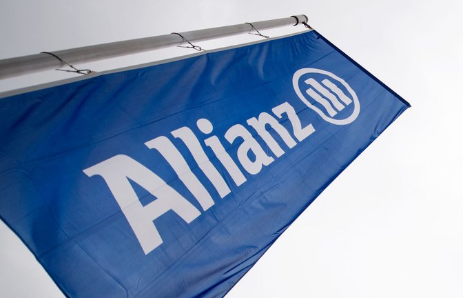 Eine Fahne mit dem Logo und dem Schriftzug der Allianz in München: Der Versicherungskonzern hat wegen eines Rechtsstreits mit Großanlegern in den USA einen Milliardenvergleich geschlossen.<span class='image-autor'>Foto: Alexander Heinl/dpa</span>