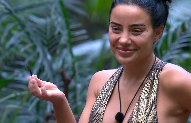 Leyla präsentiert das Corpus Delicti.<span class='image-autor'>Foto: RTL/Tag 6</span>