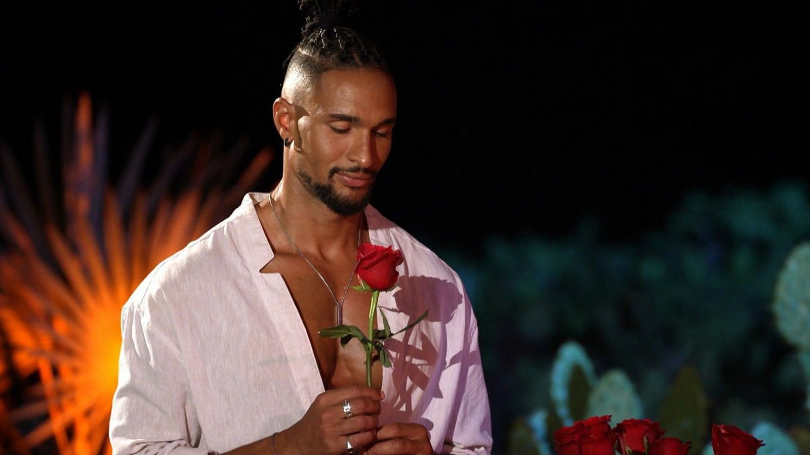 David Jackson muss sich genau überlegen, wem er eine Rose überreichen will.Foto: RTL