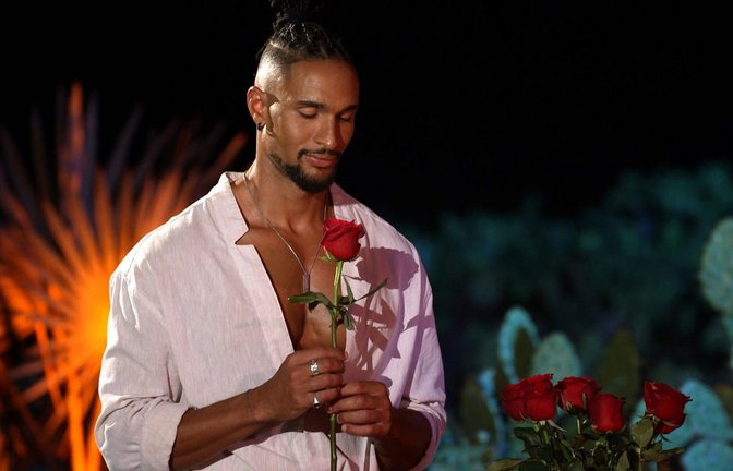 David Jackson muss sich genau überlegen, wem er eine Rose überreichen will.<span class='image-autor'>Foto: RTL</span>