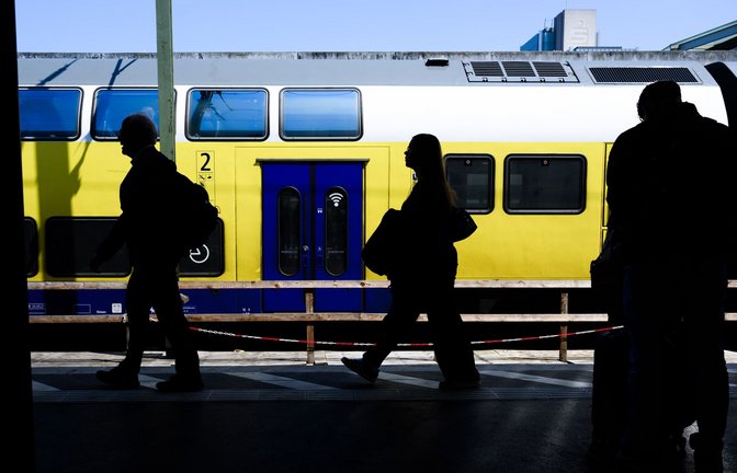 Noch liegt der Monatspreis für das Deutschlandticket unter dem, was in vielen Großstädten sonst für Abos üblich ist.<span class='image-autor'>Foto: Julian Stratenschulte/dpa</span>