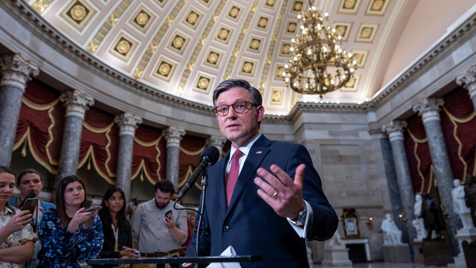 Den Vorsitzenden des Repräsentantenhauses, Mike Johnson, könnte die Abstimmung über die Ukraine-Hilfen den Job kosten.Foto: J. Scott Applewhite/AP