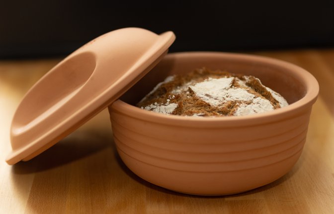 Hier erfahren Sie, wie Sie Brot einfacher aus dem Römertopf lösen können und wie Sie ein Festbacken vermeiden können.<span class='image-autor'>Foto: Gajus / Shutterstock.com</span>