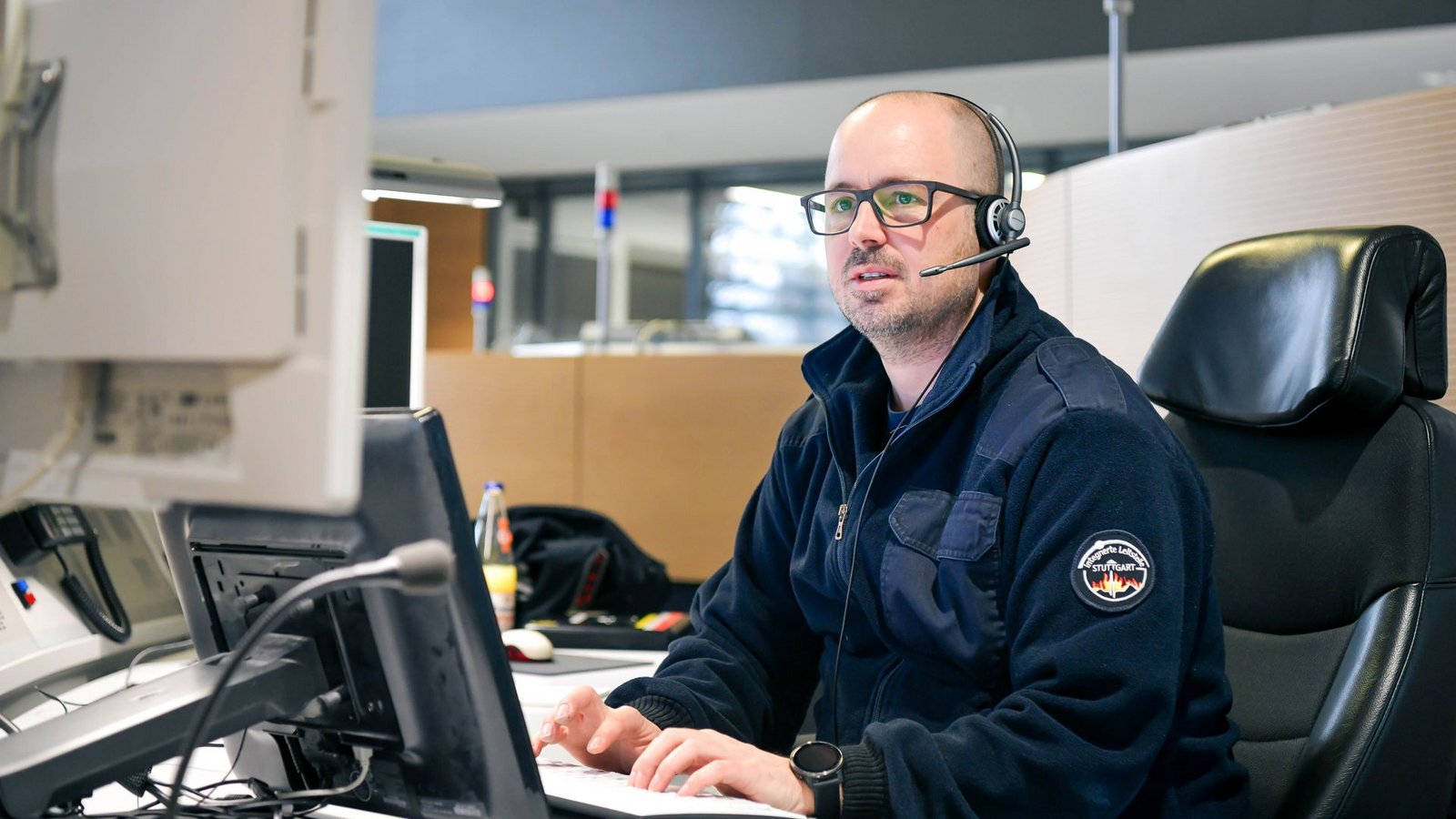 In der Integrierten Leitstelle in Bad Cannstatt nehmen Feuerwehr und DRK Notrufe aus Stuttgart entgegen.Foto: Lichtgut/Max Kovalenko