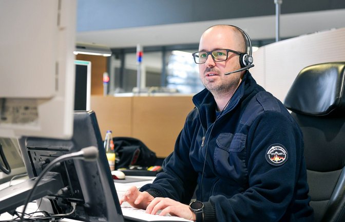 In der Integrierten Leitstelle in Bad Cannstatt nehmen Feuerwehr und DRK Notrufe aus Stuttgart entgegen.<span class='image-autor'>Foto: Lichtgut/Max Kovalenko</span>