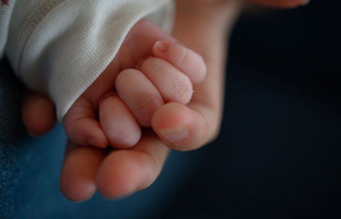 Laut einer Studie infizieren sich vor oder direkt nach der Geburt weniger als ein Prozent der Babys, wenn die Mütter selbst infiziert sind. (Symbolbild)<span class='image-autor'>Foto: dpa/Sebastian Gollnow</span>