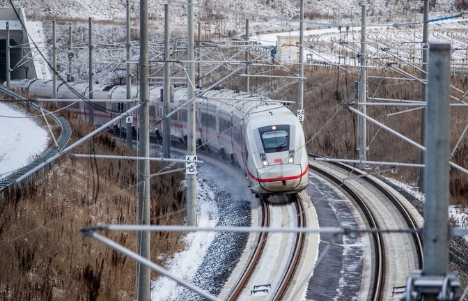 Der Verkehr auf der neuen Bahnstrecke nach Ulm ist am Wochenende wegen einer Weichenstörung gebremst worden.<span class='image-autor'>Foto: dpa/Christoph Schmidt</span>