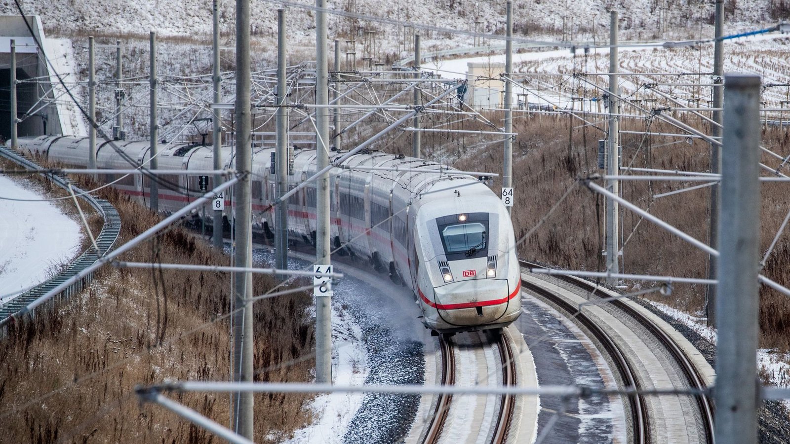 Der Verkehr auf der neuen Bahnstrecke nach Ulm ist am Wochenende wegen einer Weichenstörung gebremst worden.Foto: dpa/Christoph Schmidt Der Verkehr auf der neuen Bahnstrecke nach Ulm ist am Wochenende wegen einer Weichenstörung gebremst worden.Foto: dpa/Christoph Schmidt