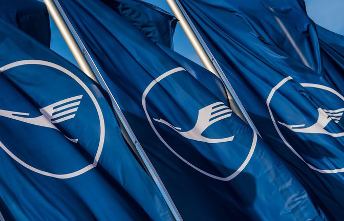 Lufthansa-Chef Spohr rechnet im laufenden Jahr nur noch mit einem bereinigten operativen Gewinn von rund 2,2 Milliarden Euro - eine halbe Milliarde weniger als ursprünglich angepeilt.<span class='image-autor'>Foto: Andreas Arnold/dpa</span>