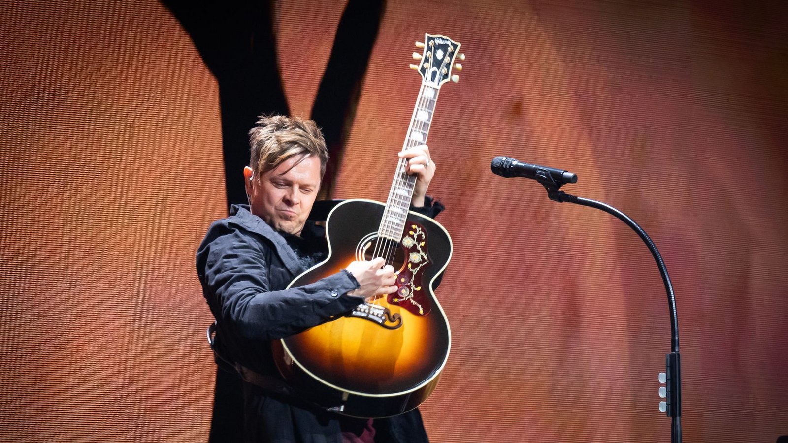 Power-Pop ohne Spur von Müdigkeit: Michael Patrick Kelly begeistert seine Fans drei Stunden lang in der Schleyerhalle.Foto: Lichtgut/Julian Rettig